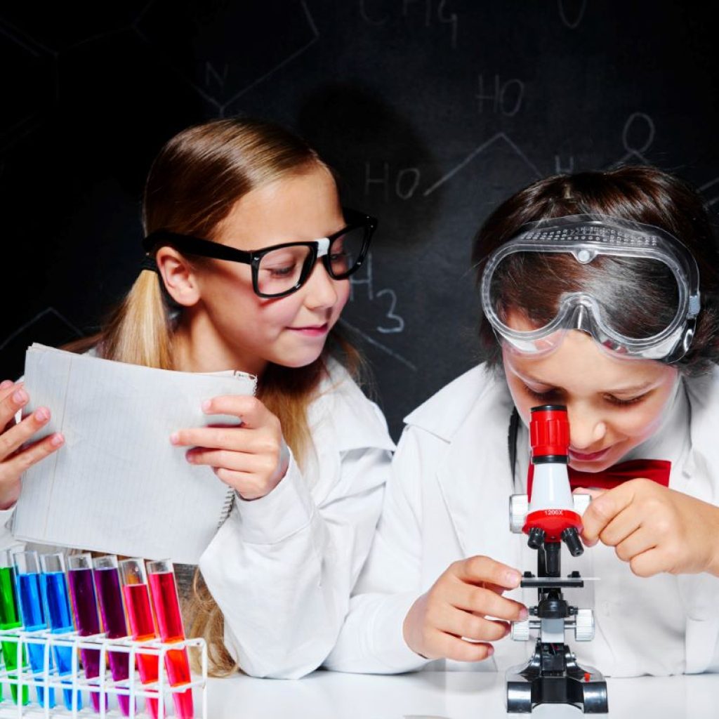 kids-working-laboratory